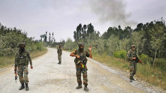 Army soldiers stand guard as smoke billows from the District Police Lines during a gunfight at district police lines in Pulwama some 30 kilometers south of Srinagar, on August 26, 2017. (HT File Photo) Army soldiers stand guard as smoke billows from the District Police Lines during a gunfight at district police lines in Pulwama some 30 kilometers south of Srinagar, on August 26, 2017. (HT File Photo)