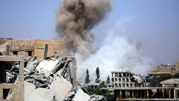 Smoke billows in Raqa on September 4, 2017, as Syrian Democratic Forces (SDF), a US backed Kurdish-Arab alliance, battle to retake the northern Syrian city from the Islamic State (IS) group. (AFP Photo) Smoke billows in Raqa on September 4, 2017, as Syrian Democratic Forces (SDF), a US backed Kurdish-Arab alliance, battle to retake the northern Syrian city from the Islamic State (IS) group. (AFP Photo)