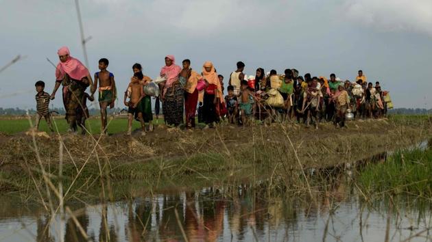 Displaced Rohingya refugees from Rakhine state in Myanmar carry their belongings as they flee violence, near Ukhia, near the border between Bangladesh and Myanmar on September 4.(AFP Photo)