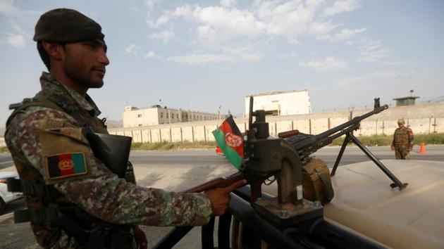 An Afghan National Army soldier keeps watch at a checkpoint in Kabul, Afghanistan, August 22, 2017 (REUTERS) An Afghan National Army soldier keeps watch at a checkpoint in Kabul, Afghanistan, August 22, 2017 (REUTERS)