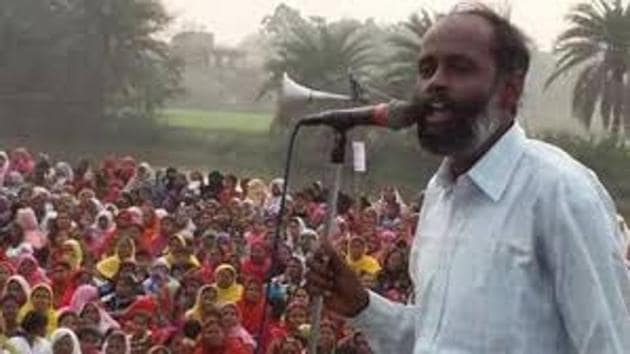 File picture of Naxalite leader Alik Chakraborty addressing a public meeting in Bhangar. He is facing UA(P)A charges. (HT Photo) File picture of Naxalite leader Alik Chakraborty addressing a public meeting in Bhangar. He is facing UA(P)A charges. (HT Photo)