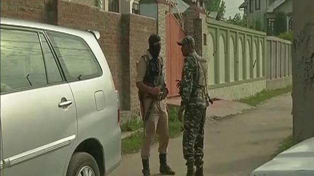 Policemen stand guard during a NIA raid in Srinagar on September 6, 2017.(ANI/Twitter)