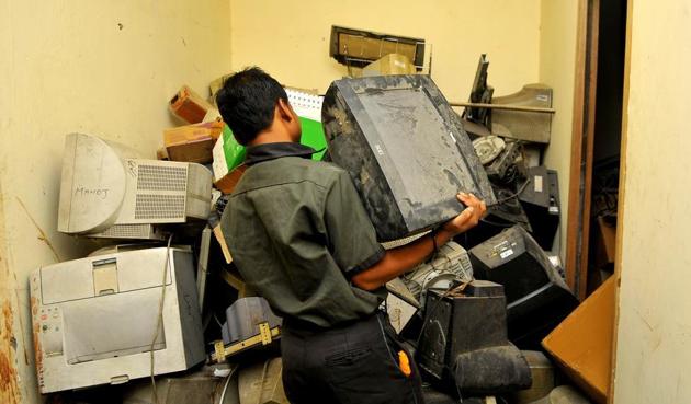 The new electronic-waste management rules 2016 supreseded the 2011 rules and introduced Extended Producer Responsibility (EPR) that require manufacturers to deal with the e-waste they generate.(Sunil Ghosh/HT Photo)