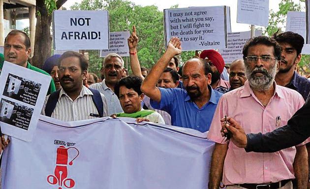 Holding placards, journalists from Chandigarh, Punjab, Haryana and other places gathered at the Sector-17 PLaza to protest against the growing number of attacks on the fraternity.(HT Photo)