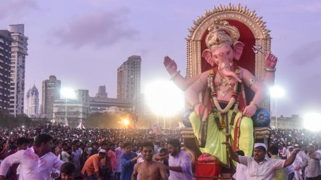 An idol being brought for immersion at Girgaum Chowpatty in Mumbai.(Kunal Patil/HT Photo)