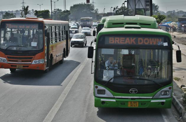 Parking space was one of the major hurdles in the way of Delhi government acquiring new buses to strengthen the public transport buses fleet.(Hindustan Times)