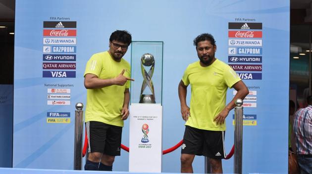 Babul Supriyo and film-maker Shoojit Sircar with the FIFA U-17 World Cup trophy. (Hindustan Times) Babul Supriyo and film-maker Shoojit Sircar with the FIFA U-17 World Cup trophy. (Hindustan Times)
