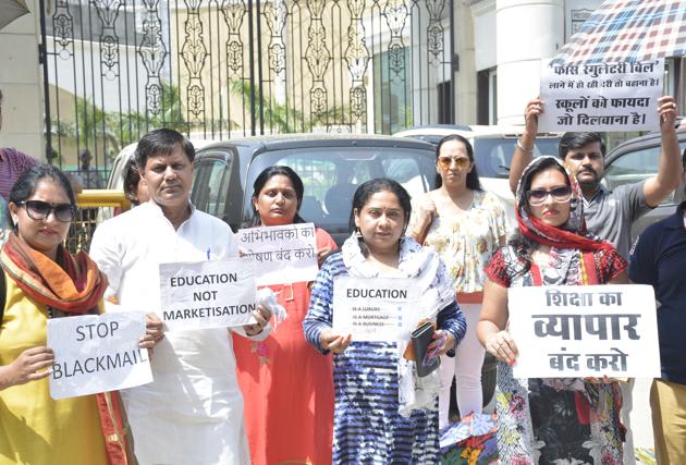 Parents had been on a week long protest outside Presidium School, Indirapuram in Ghaziabad. (Sakib Ali/HT PHOTO) Parents had been on a week long protest outside Presidium School, Indirapuram in Ghaziabad. (Sakib Ali/HT PHOTO)