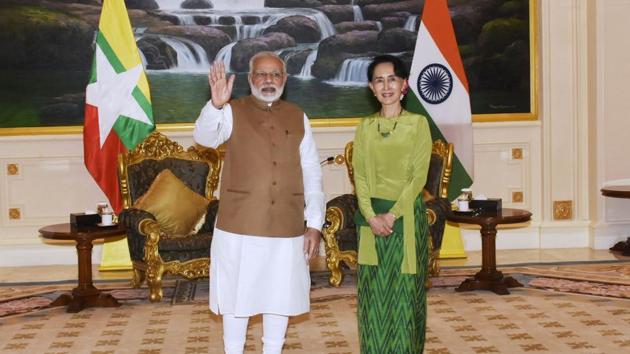 India's Prime Minister Narendra Modi waves as he poses for a photograph with Myanmar's State Counsellor Aung San Suu Kyi (R) in Naypyidaw on September 6, 2017.(AFP Photo)
