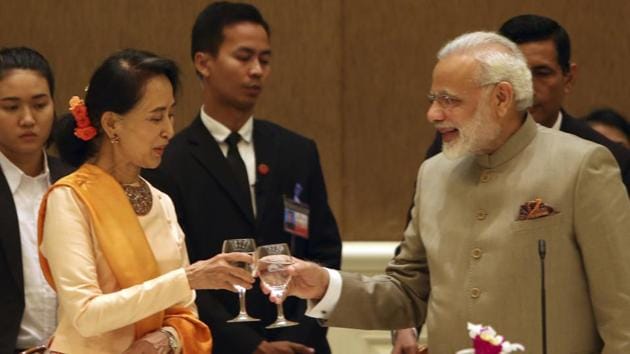 Myanmar's state counsellor Aung San Suu Kyi (left) offers a toast to Indian Prime Minister Narendra Modi during a dinner at the Presidential palace in Naypyidaw on Tuesday.(AP)