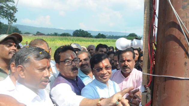 Union Minister of state for rural development - Sudarshan Bhagat inaugurating the long awaited power supply transformer at naxal affected Pesrar village in Lohardaga(Parwaz Khan/ HT Photo)