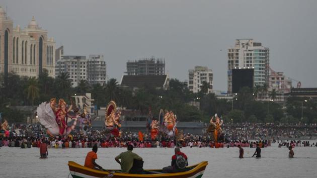 The immersions at Girgaun chowpatty. (Aalok Soni/HT) The immersions at Girgaun chowpatty. (Aalok Soni/HT)