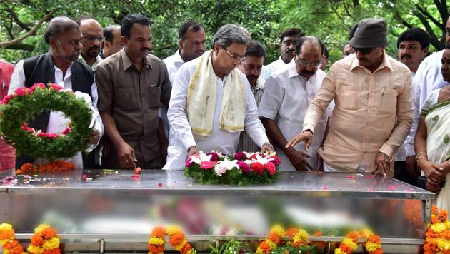 Karnataka chief minister Siddaramaiah pays his final tributes to journalist Gauri Lankesh in Bengaluru on Wednesday. (PTI photo) Karnataka chief minister Siddaramaiah pays his final tributes to journalist Gauri Lankesh in Bengaluru on Wednesday. (PTI photo)