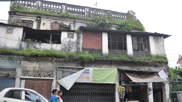 Tilak Road, Moti Bazar, Khurbura, Darshani Gate, Gandhi Road, Chukkhuwala, Chandar Nagar, Kaulagarh, Raja Road, Dispensary Road and Basant Vihar are among the areas where these unfit houses are located in Dehradun.(Vinay Santosh Kumar/HT PHOTO)