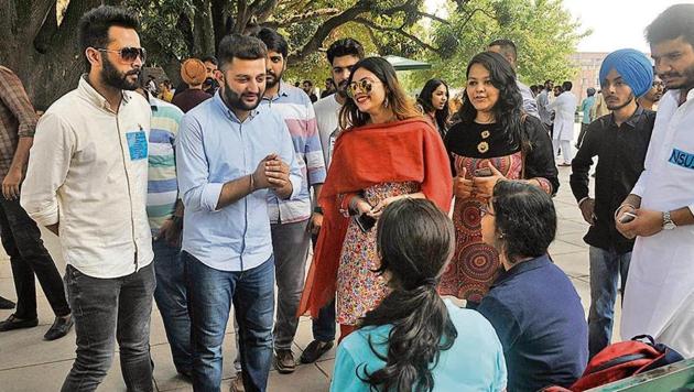 NSUI presidential candidate Jashan Kamboj (second from left) campaigning at Student Centre.(Karun Sharma/HT)