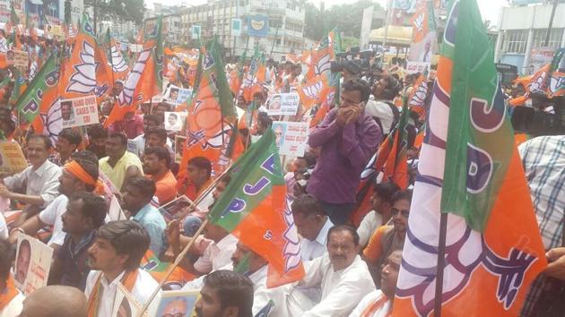 BJP leaders hold protest march in Mangaluru on Thursday. (HT Photo) BJP leaders hold protest march in Mangaluru on Thursday. (HT Photo)