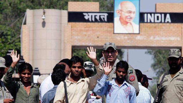 Pakistani paramilitary soldiers stand guard as Indian fishermen, who were released from a Pakistani jail(Reuters File Photo)