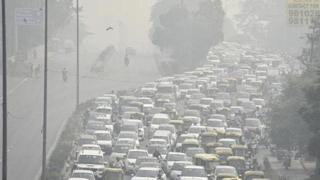 The concentration of PM1 (smaller than one micrometre) was 45 microgrammes per cubic metre (µg/m3) in Mumbai in December 2016, against 42µg/m3 in Delhi, found the System of Air Quality Weather Forecasting and Research (SAFAR). In November 2016, the gap was narrow as Mumbai recorded 41µg/m3, against 48µg/m3 in Delhi.(File)