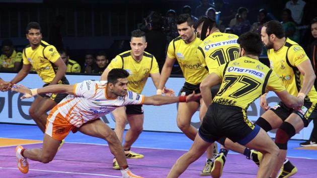 Puneri Paltan survived some tense moments to win against Telegu Titans in the Pro-Kabaddi League encounter.(HT Photo)