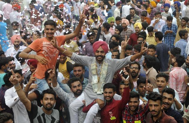 Supporters of CSF/SOPU along with Sukhvir Singh celebrating outside Shri Guru Gobind Singh College, Sector 26 . (karun sharma/ht)