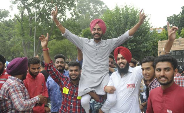 Sukhvir Singh celebrating outside Shri Guru Gobind Singh College in Sector 26. (Karun Sharma/HT) 