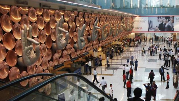 Custom officials at Delhi airport seized 500 grams of gold worth Rs13 lakh from the passenger on August 30.(Ajay Aggarwal/HT Photo)