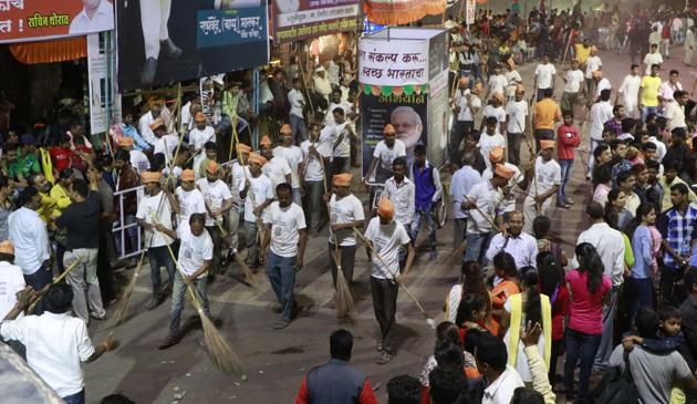 Volunteers of Swacch Bharat Abhiyan during a cleanliness drive at Alka chowk in Pune on Tuesday. (Rahul Raut/HT PHOTO) 