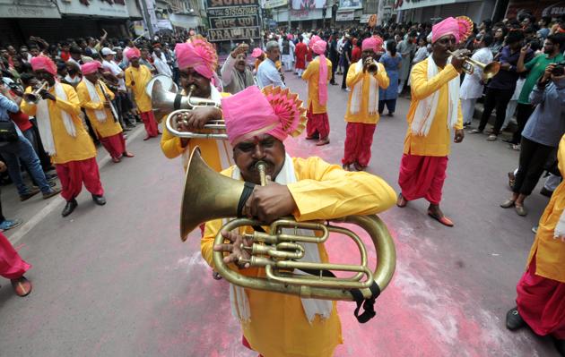 Bidding farewell to God of wisdom: Ganesh immersion in Pune | Hindustan ...