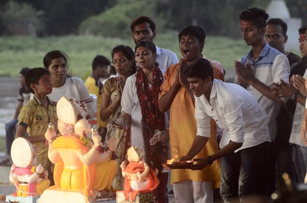 Devotees performing aarti before immersion in Pune on Tuesday. (Ravindra Joshi/HT PHOTO) 