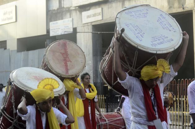 Volunteers of dhol tasha troop mount the dhols on their head after finishing immersion on Tilak road during Ganesh Festival 2017 visarjan procession in Pune on Tuesday. (Ravindra Joshi/HT PHOTO) 