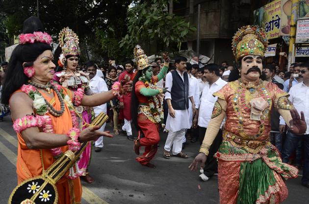 Artistes from Kerala participate in the Ganesh visarjan procession on Tilak road in front of Hatti Ganpati mandal on Tuesday. (Ravindra Joshi/HT PHOTO) 
