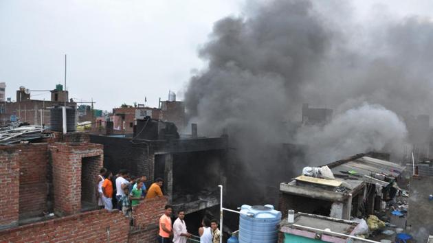 Two major fires broke out in Ghaziabad on Thursday morning. (Sakib Ali/HT PHOTO) Two major fires broke out in Ghaziabad on Thursday morning. (Sakib Ali/HT PHOTO)