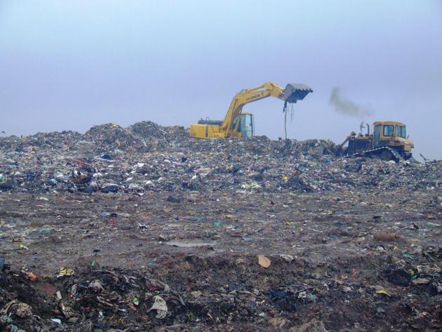 In July, the civic body had sought a two-month extension from the Bombay high court (HC) to prepare a waste management plan for the city. (HT File) In July, the civic body had sought a two-month extension from the Bombay high court (HC) to prepare a waste management plan for the city. (HT File)