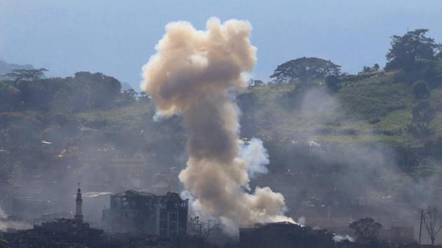 Smoke billows from burning buildings as government troops continue their assault against pro-Islamic State militants who seized control of Marawi city in the southern Philippines on September 7, 2017. A man has been arrested in Singapore for trying to join the pro-IS fighters in the Philippines.(Reuters)