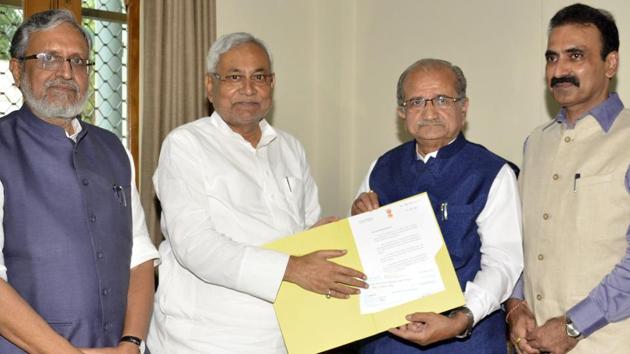 Gujarat revenue minister Bhupenrasinh Chudasama handing over a cheque to Bihar CM Nitish Kumar, while deputy CM Sushil Kumar Modi looks on, in Patna on Thursday.(AP Dube/HT Photo)