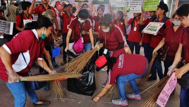 Cleaning Drive organised by Orchids international school thane awareness for cleaning Public place. (HT PHOTO) Cleaning Drive organised by Orchids international school thane awareness for cleaning Public place. (HT PHOTO)