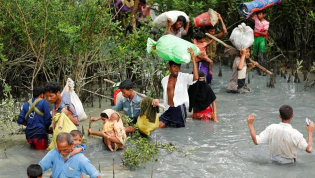 Rohingya refugees walk through water after crossing border by boat through the Naf River in Teknaf, Bangladesh, September 7, 2017.(REUTERS Photo)