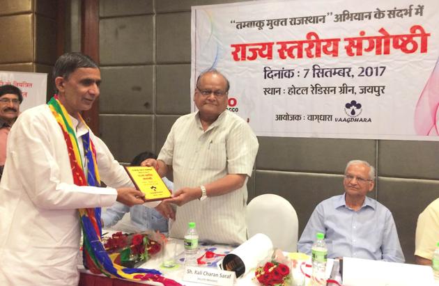 Rajasthan health minister Kali Charan Saraf felicitates lagislator Maman Singh on quitting smoking at a state-level seminar on ‘Tobacco Free Rajasthan’ in Jaipur on Thursday.(HT Photo.)