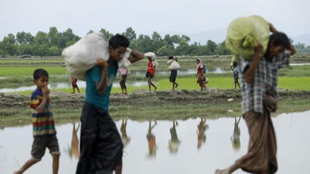 Rohingya Muslim refugees arrive from Myanmar through Lomba Beel after crossing the Naf river in the Bangladeshi town of Teknaf on September 7, 2017. (AFP Photo) Rohingya Muslim refugees arrive from Myanmar through Lomba Beel after crossing the Naf river in the Bangladeshi town of Teknaf on September 7, 2017. (AFP Photo)