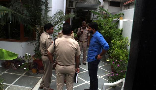 Police at the Sector 44, Noida, house where a private security guard was shot dead while trying to resist a robbery bid on Wednesday. (Sourced) Police at the Sector 44, Noida, house where a private security guard was shot dead while trying to resist a robbery bid on Wednesday. (Sourced)
