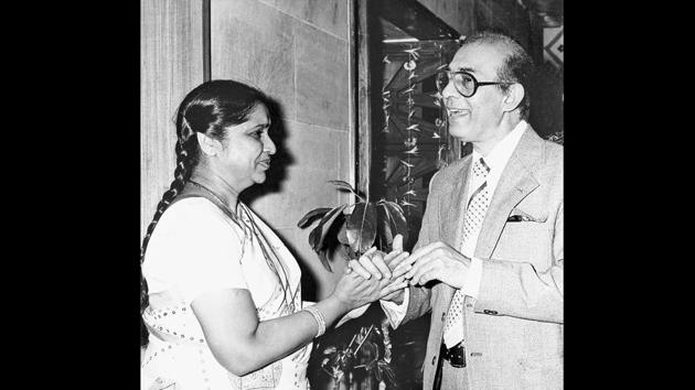 Asha Bhosle seen with Talat Mahmood. Bhosle has only in the last two decades begun to talk about her work and the inevitable comparison to her sister Lata Mangeshkar when she started out. Her elopement with Ganpatrao Bhosle, against her family’s wishes created a rift between the two sisters, causing Asha to decide not to work with her sister Lata. (HT Photo) 
