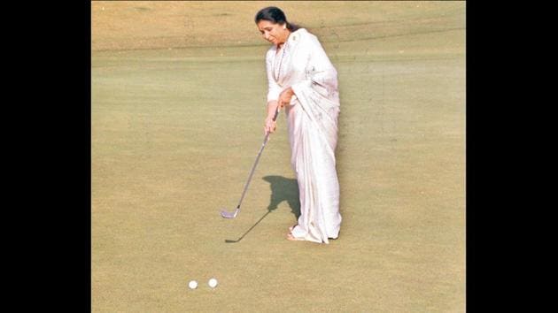 Some of her evergreen hits include ‘Kitaabein Bahut Si’ (Baazigar, 1993) ‘Kajra Mohabbat Wala’ (Kismat, 1968), ‘Abhi Na Jaao Chor Ke ‘(Hum Dono, 1961) and ‘Aaiye Meherbaan’ (Howrah Bridge, 1958) with the list going on.  (HT Photo) 