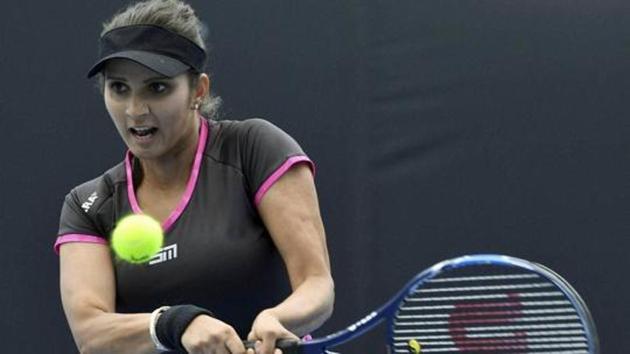 Sania Mirza-Peng Shuai lost to Martina Hingis-Chan Yung-Jan 4-6, 4-6 in the US Open women’s doubles semis.(AP)