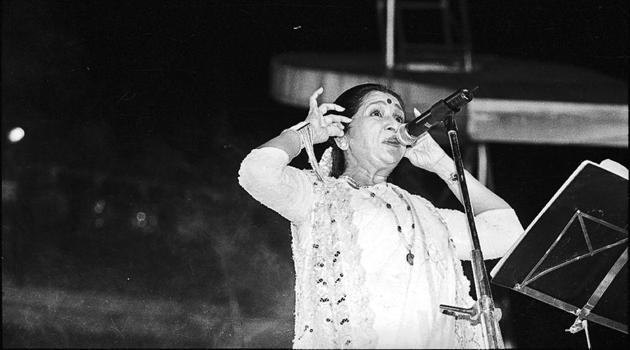 Asha Bhosle during a live programme on 25 October 1998. Asha Bhosle’s body of work spans mediums as vast as streaming websites, apps, iPods, CDs, cassettes and vinyl --all of which have taken her melodious voice to eager listeners. With a career spanning over 70 years, the iconic singer turns 84 today and is currently in Geneva with her grandchildren. A dig through HT’s archives sheds light on the woman behind the voice. (Pradeep Bhatia / HT Photo)