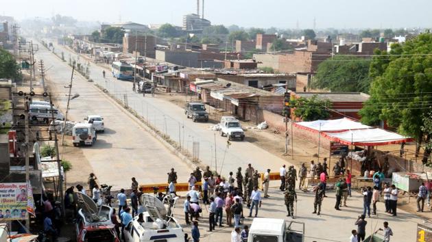 A road leading to one of the Dera Sacha Sauda campus is blocked by police on Friday.(Sanjeev Kumar/HT)