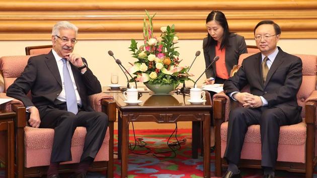 Pakistan's foreign minister Khawaja Muhammad Asif (L) attends a meeting with Chinese State Councilor Yang Jiechi (R) at Zhongnanhai Leadership Compound in Beijing on September 8.(AFP Photo)