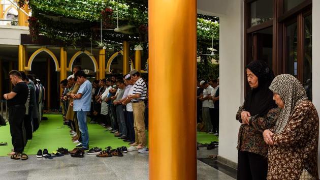 Muslims offer Friday prayers inside a mosque in Shanghai on September 8, 2017. China has tightened regulations on religious freedom, intensifying punishments for unsanctioned activities and increasing its supervision of certain groups in a bid to "block extremism" and tackle what it sees as internal threats.(AFP)