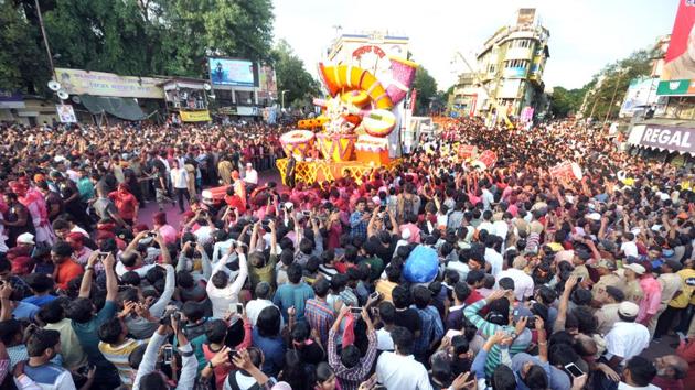 As people crowd streets during visarjan processions, petty thieves, chain-snatchers and pickpockets have a field day.(HT REPRESENTATIVE PHOTO)
