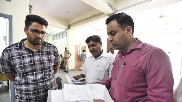 Most of those who visited the designated electoral offices confined themselves to collecting nomination forms. (Sanjeev Verma/HT PHOTO) Most of those who visited the designated electoral offices confined themselves to collecting nomination forms. (Sanjeev Verma/HT PHOTO)