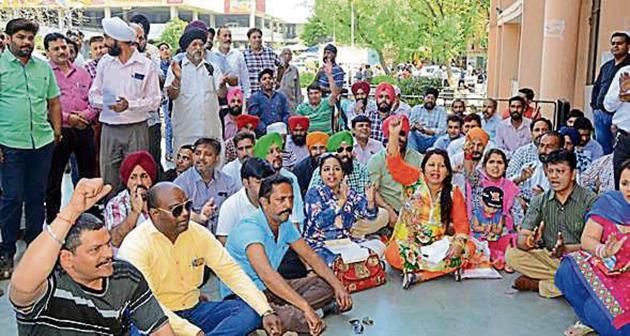 Parents protesting against fee hike in Ludhiana. (HT Photo) Parents protesting against fee hike in Ludhiana. (HT Photo)
